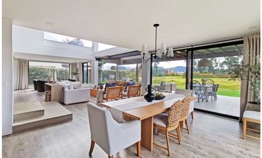 VENTA DE BELLA CASA EN EL CLUB SAN JACINTO, 1060 M2 POR $3.200'000.000