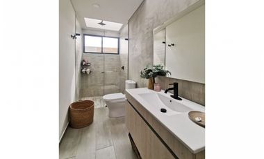 VENTA DE BELLA CASA EN EL CLUB SAN JACINTO, 1060 M2 POR $3.200'000.000