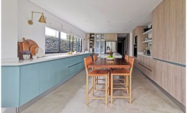 VENTA DE BELLA CASA EN EL CLUB SAN JACINTO, 1060 M2 POR $3.200'000.000