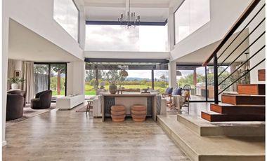 VENTA DE BELLA CASA EN EL CLUB SAN JACINTO, 1060 M2 POR $3.200'000.000