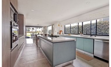 VENTA DE BELLA CASA EN EL CLUB SAN JACINTO, 1060 M2 POR $3.200'000.000