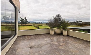 VENTA DE BELLA CASA EN EL CLUB SAN JACINTO, 1060 M2 POR $3.200'000.000