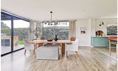 VENTA DE BELLA CASA EN EL CLUB SAN JACINTO, 1060 M2 POR $3.200'000.000