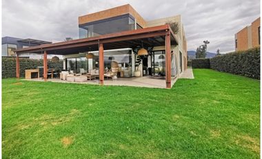 VENTA DE BELLA CASA EN EL CLUB SAN JACINTO, 1060 M2 POR $3.200'000.000