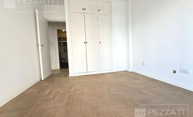 Departamento en  venta de 4 ambientes ubicado a metros del Shopping Los Gallegos. Totalmente reciclado. externo . balcon corrido