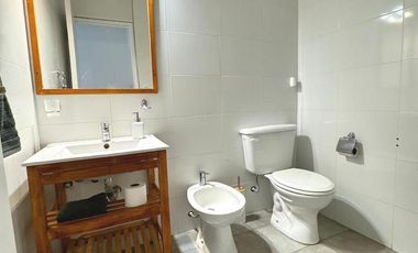 Departamento en  venta de 4 ambientes ubicado a metros del Shopping Los Gallegos. Totalmente reciclado. externo . balcon corrido