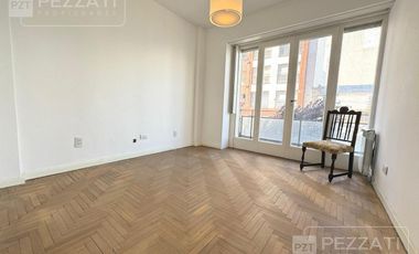 Departamento en  venta de 4 ambientes ubicado a metros del Shopping Los Gallegos. Totalmente reciclado. externo . balcon corrido