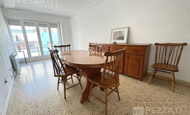 Departamento en  venta de 4 ambientes ubicado a metros del Shopping Los Gallegos. Totalmente reciclado. externo . balcon corrido