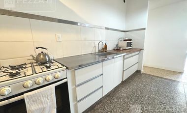 Departamento en  venta de 4 ambientes ubicado a metros del Shopping Los Gallegos. Totalmente reciclado. externo . balcon corrido