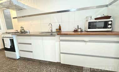 Departamento en  venta de 4 ambientes ubicado a metros del Shopping Los Gallegos. Totalmente reciclado. externo . balcon corrido