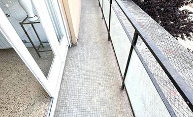 Departamento en  venta de 4 ambientes ubicado a metros del Shopping Los Gallegos. Totalmente reciclado. externo . balcon corrido