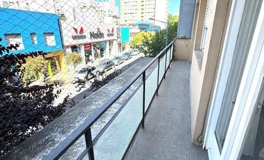 Departamento en  venta de 4 ambientes ubicado a metros del Shopping Los Gallegos. Totalmente reciclado. externo . balcon corrido