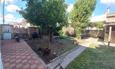 CASA CON LOCAL. SOBRE AV SEGUI