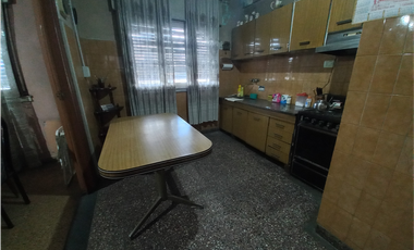 CASA CON LOCAL. SOBRE AV SEGUI
