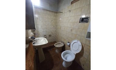 CASA CON LOCAL. SOBRE AV SEGUI