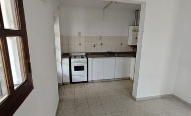 DUPLEX COMPLEJO INTERNO EN VENTA CALLE LAPRIDA AL 700