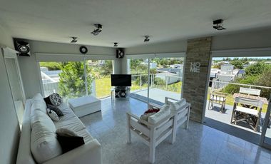Casa en venta - 3 dormitorios 3 baños - 1.1000mts2 - Cochera - Costa Esmeralda, Pinamar