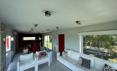 Casa en venta - 3 dormitorios 3 baños - 1.1000mts2 - Cochera - Costa Esmeralda, Pinamar