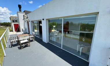 Casa en venta - 3 dormitorios 3 baños - 1.1000mts2 - Cochera - Costa Esmeralda, Pinamar