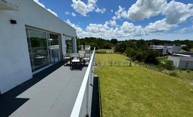 Casa en venta - 3 dormitorios 3 baños - 1.1000mts2 - Cochera - Costa Esmeralda, Pinamar