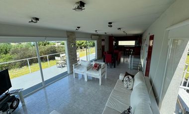 Casa en venta - 3 dormitorios 3 baños - 1.1000mts2 - Cochera - Costa Esmeralda, Pinamar