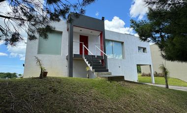 Casa en venta - 3 dormitorios 3 baños - 1.1000mts2 - Cochera - Costa Esmeralda, Pinamar