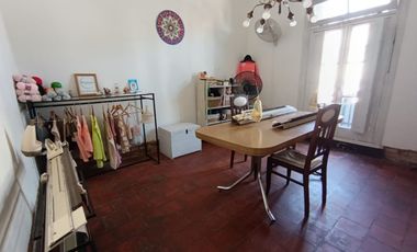CASA CON UN GRAN TERRENO A PASOS DEL CENTRO PARA REMODELAR
