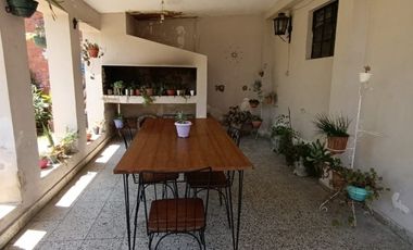 CASA CON UN GRAN TERRENO A PASOS DEL CENTRO PARA REMODELAR
