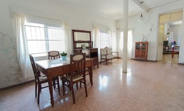 CASA CON UN GRAN TERRENO A PASOS DEL CENTRO PARA REMODELAR