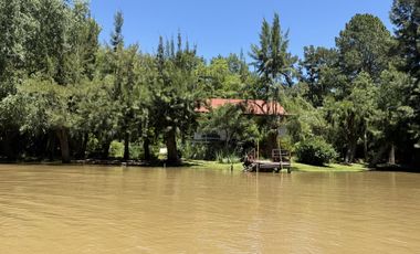 Casa en  venta en el Delta de Tigre sobre arroyo Caraguata