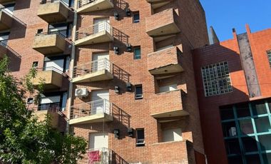 MONOAMBIENTE EN VENTA EN CALLE 25 DE MAYO AMUEBLADO CON COCHERA