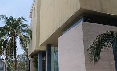 SE VENDE OFICINA CON BODEGA Y PATIO DE MANIOBRA