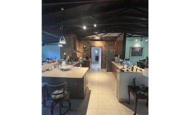 LLANOS DE CURUNDU / 300M2 / 4 HABIT + SERVICIO / PATIO / LINEA BLANCA