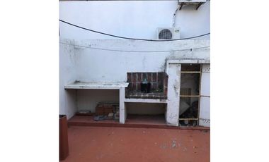 VENTA 6 AMBIENTES CON PATIO APTO PROF A METROS DE AV MARTNEZ HOZ