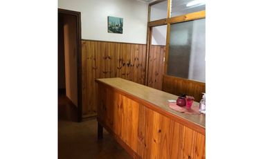 VENTA 6 AMBIENTES CON PATIO APTO PROF A METROS DE AV MARTNEZ HOZ