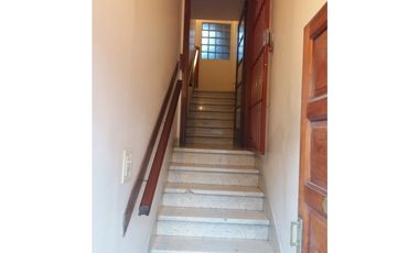 VENTA 6 AMBIENTES CON PATIO APTO PROF A METROS DE AV MARTNEZ HOZ