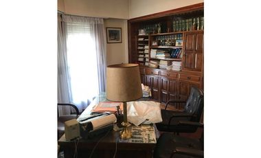 VENTA 6 AMBIENTES CON PATIO APTO PROF A METROS DE AV MARTNEZ HOZ