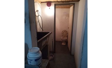 Pte. Quintana 3163. Amplio Salón comercial con oficinas y vivienda.