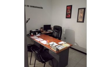 Pte. Quintana 3163. Amplio Salón comercial con oficinas y vivienda.