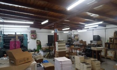 Pte. Quintana 3163. Amplio Salón comercial con oficinas y vivienda.