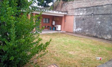 Pte. Quintana 3163. Amplio Salón comercial con oficinas y vivienda.