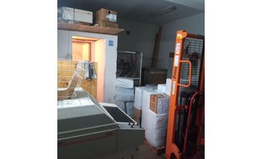 Pte. Quintana 3163. Amplio Salón comercial con oficinas y vivienda.