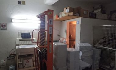 Pte. Quintana 3163. Amplio Salón comercial con oficinas y vivienda.