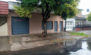 Pte. Quintana 3163. Amplio Salón comercial con oficinas y vivienda.