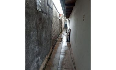 Pte. Quintana 3163. Amplio Salón comercial con oficinas y vivienda.