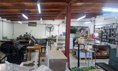 Pte. Quintana 3163. Amplio Salón comercial con oficinas y vivienda.