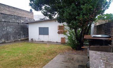 Pte. Quintana 3163. Amplio Salón comercial con oficinas y vivienda.