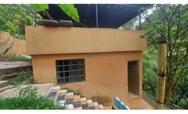 VENTA DE FINCA EN ANOLAIMA CUNDINAMARCA CASA CON LICENCIA