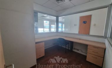 Oficina en Arriendo en A pasos de Clínica Las Condes, esquina Av. Las Condes con Estoril.