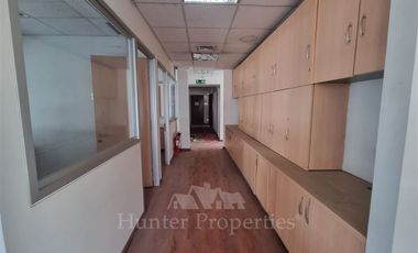 Oficina en Arriendo en A pasos de Clínica Las Condes, esquina Av. Las Condes con Estoril.